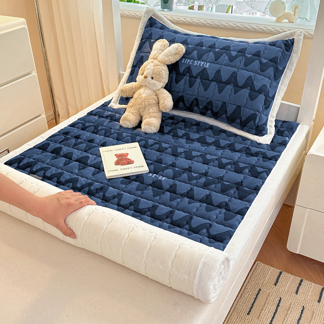 91家纺网 家纺一手货源 找家纺 川悦生活 2025新款A类印花牛奶绒床垫加厚绒保暖床床褥 床垫简-轻蓝