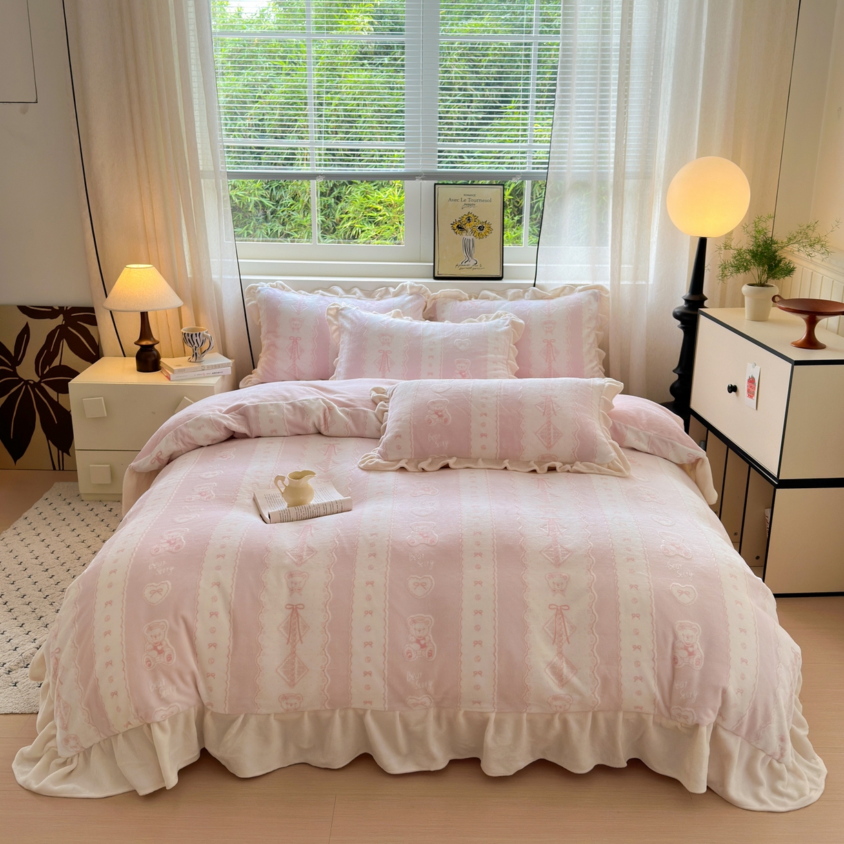 91家纺网 家纺一手货源 找家纺 德比尔斯  2025新款韩版白色花边雕花烂花牛奶绒四件套 爱心小熊-粉