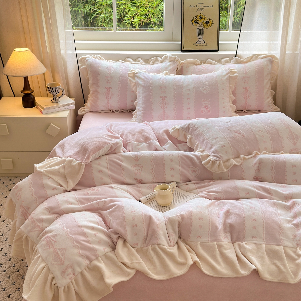 91家纺网 家纺一手货源 找家纺 德比尔斯  2025新款韩版白色花边雕花烂花牛奶绒四件套 爱心小熊-粉