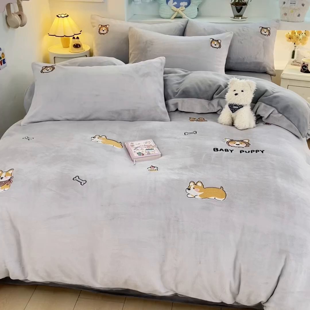 91家纺网 家纺一手货源 找家纺 利欧 2025新款满绣卡通牛奶绒刺绣四件套 快乐柯基-银灰