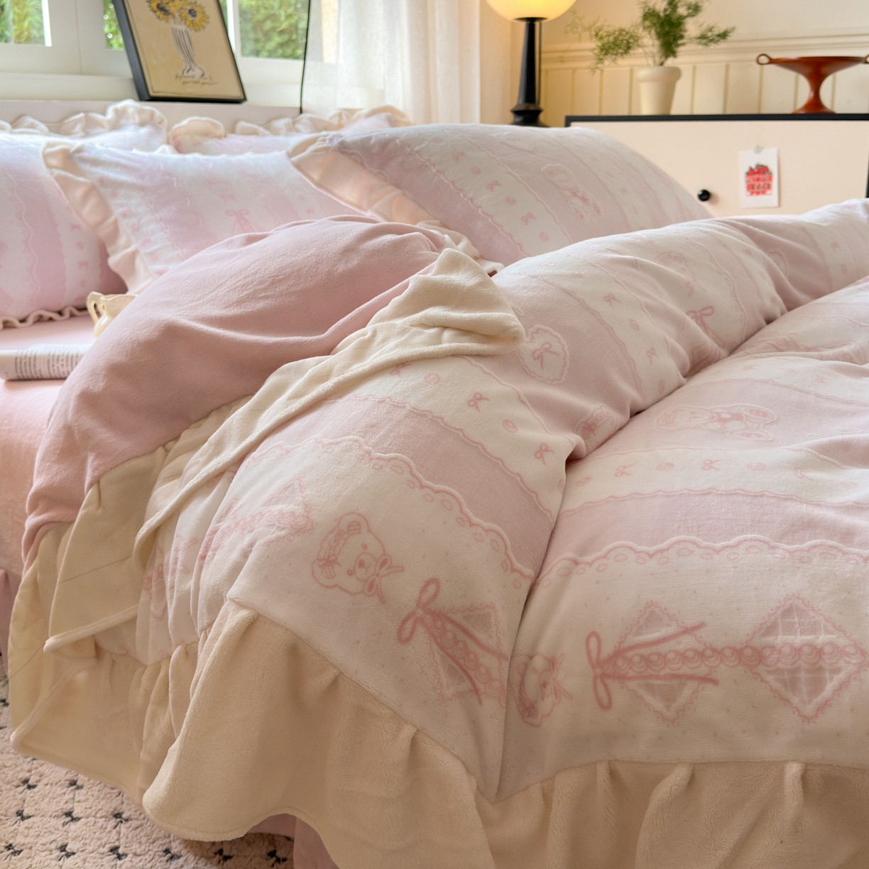 德比尔斯  2025新款韩版白色花边雕花烂花牛奶绒四件套 爱心小熊-粉