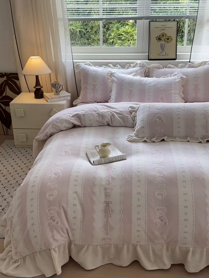 91家纺网 家纺一手货源 找家纺 德比尔斯  2025新款韩版白色花边雕花烂花牛奶绒四件套 爱心小熊-粉