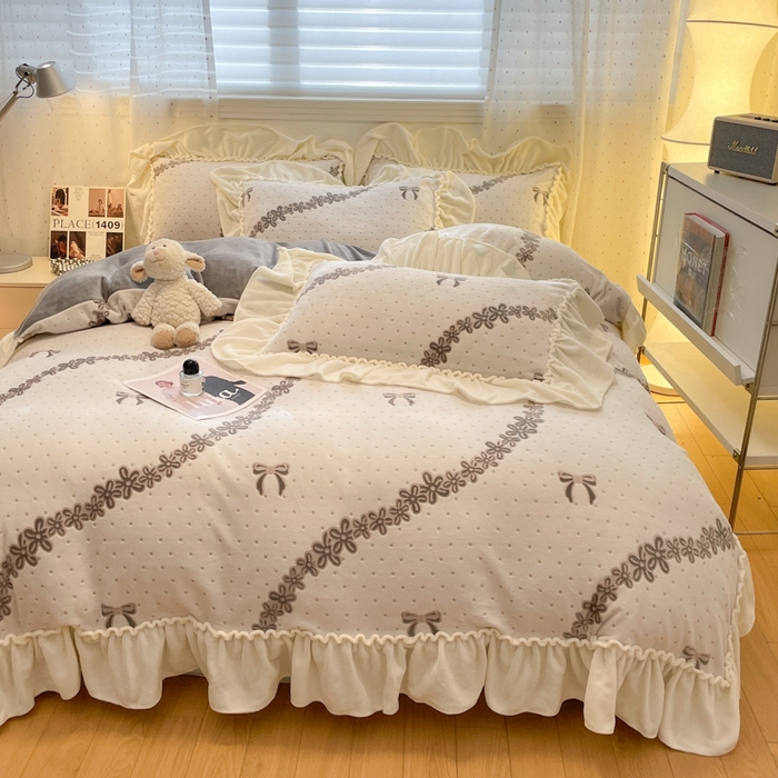 91家纺网 家纺一手货源 找家纺 利欧 2025新款褶皱边雕花牛奶绒四件套 少女结-灰