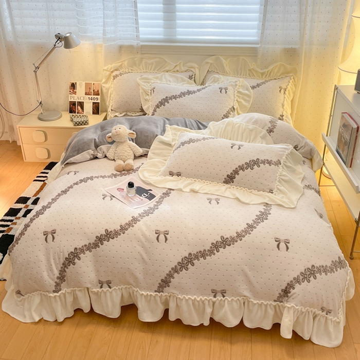 91家纺网 家纺一手货源 找家纺 利欧 2025新款褶皱边雕花牛奶绒四件套 少女结-灰