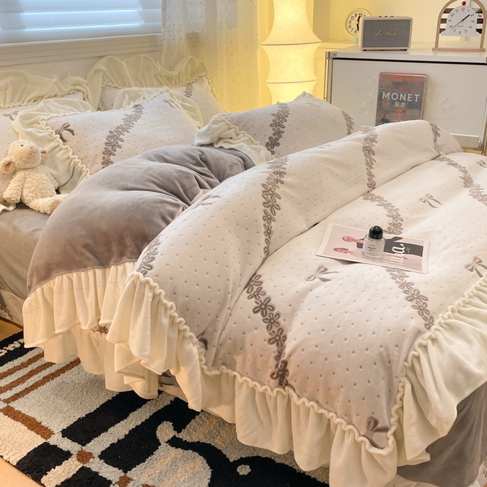 91家纺网 家纺一手货源 找家纺 利欧 2025新款褶皱边雕花牛奶绒四件套 少女结-灰