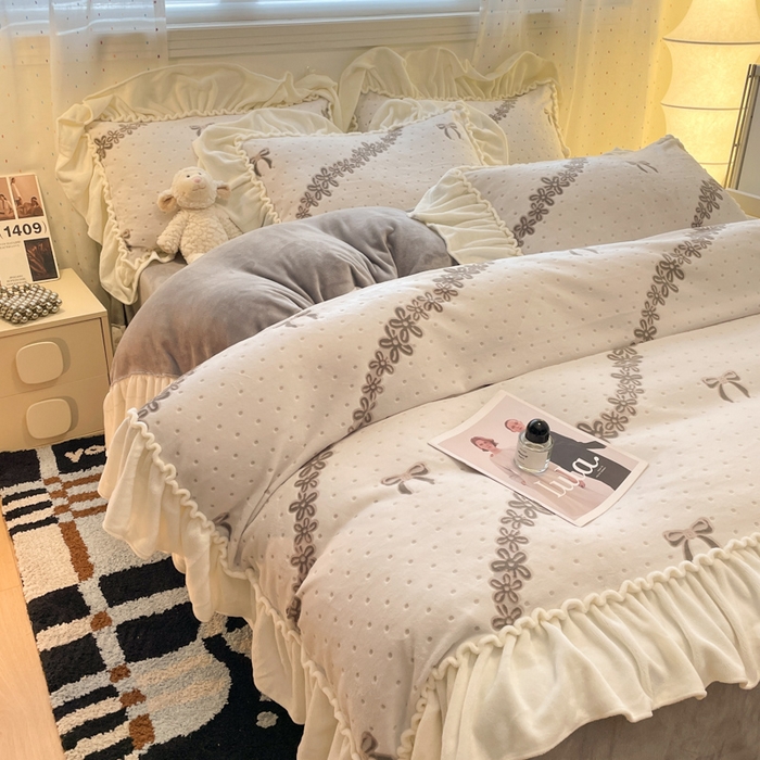 91家纺网 家纺一手货源 找家纺 利欧 2025新款褶皱边雕花牛奶绒四件套 少女结-灰