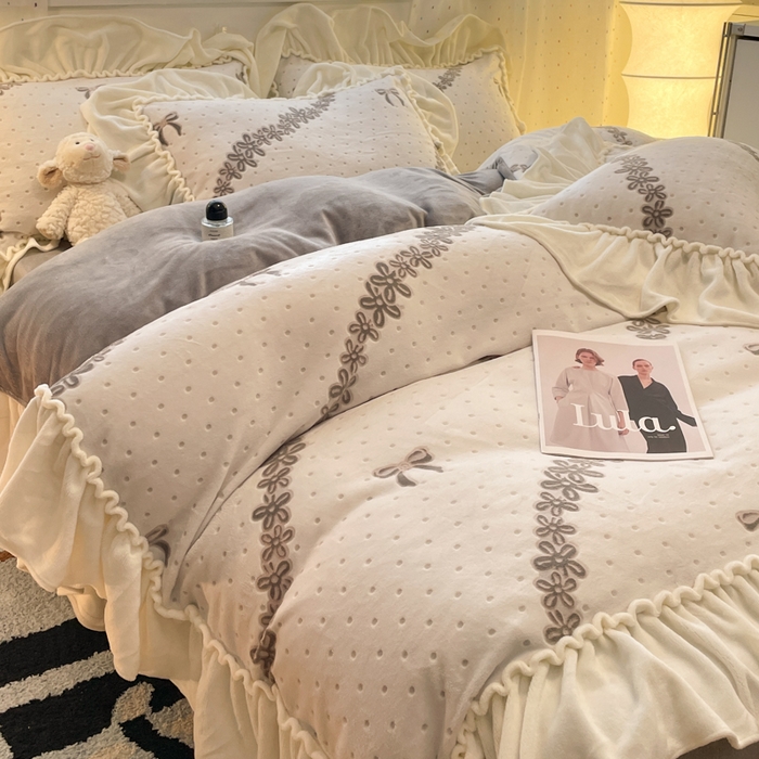 91家纺网 家纺一手货源 找家纺 利欧 2025新款褶皱边雕花牛奶绒四件套 少女结-灰