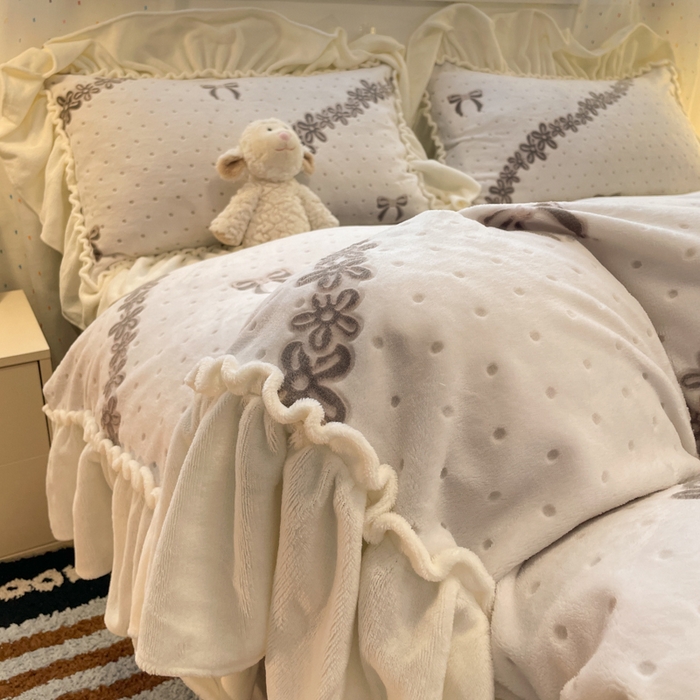 91家纺网 家纺一手货源 找家纺 利欧 2025新款褶皱边雕花牛奶绒四件套 少女结-灰