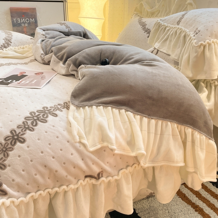 91家纺网 家纺一手货源 找家纺 利欧 2025新款褶皱边雕花牛奶绒四件套 少女结-灰