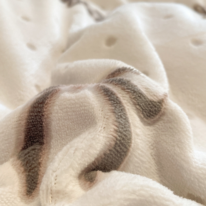 91家纺网 家纺一手货源 找家纺 利欧 2025新款褶皱边雕花牛奶绒四件套 少女结-灰