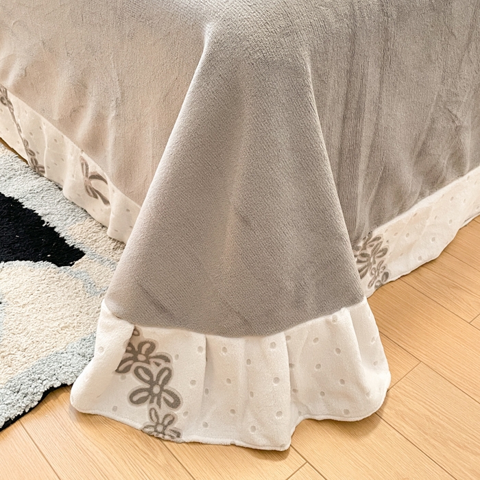 91家纺网 家纺一手货源 找家纺 利欧 2025新款褶皱边雕花牛奶绒四件套 少女结-灰