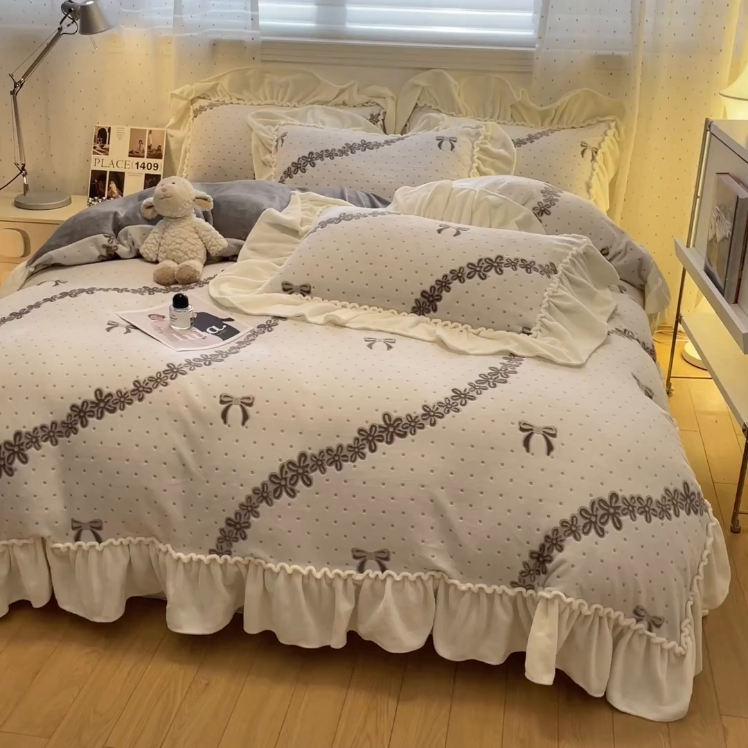 91家纺网 家纺一手货源 找家纺 利欧 2025新款褶皱边雕花牛奶绒四件套 少女结-灰