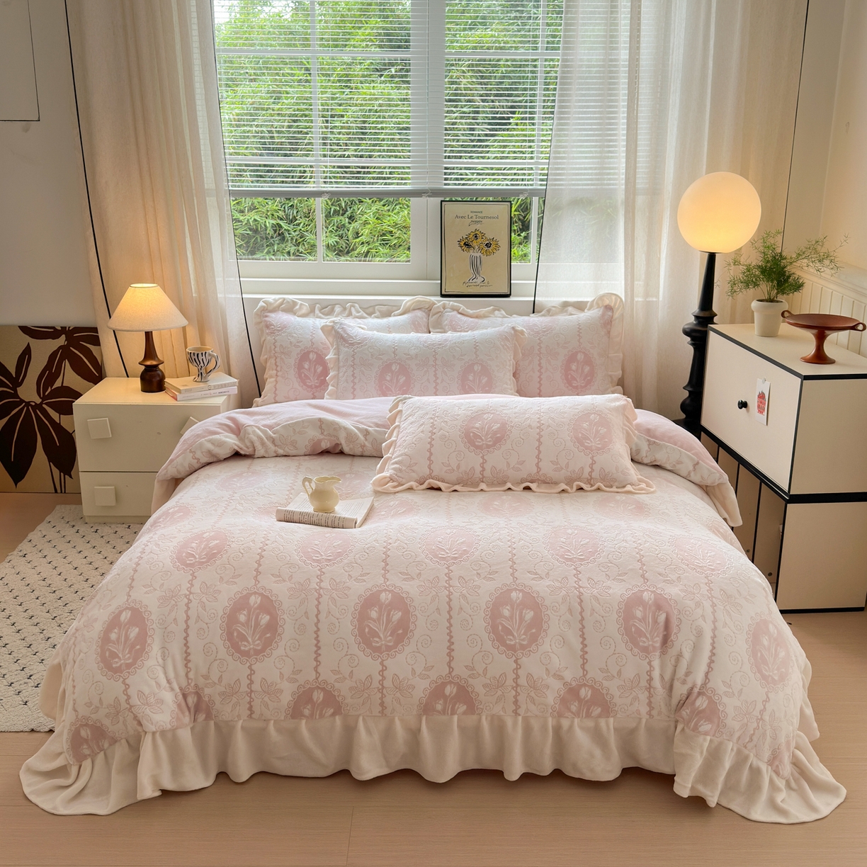 91家纺网 家纺一手货源 找家纺 德比尔斯  2025新款韩版白色花边雕花烂花牛奶绒四件套 法风小香