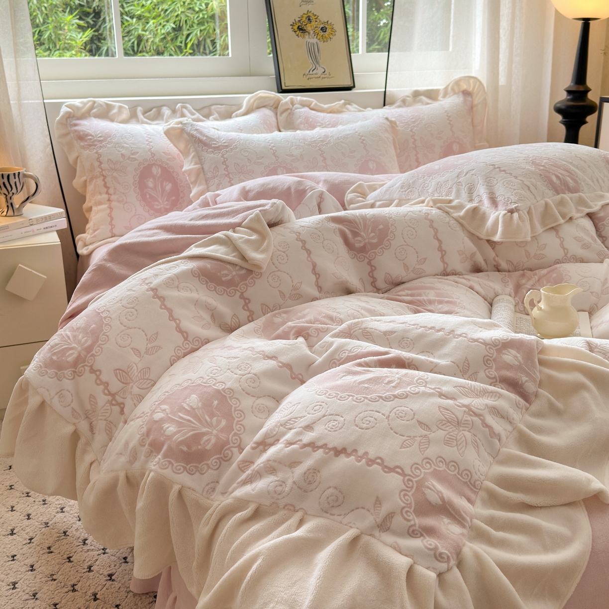 91家纺网 家纺一手货源 找家纺 德比尔斯  2025新款韩版白色花边雕花烂花牛奶绒四件套 法风小香