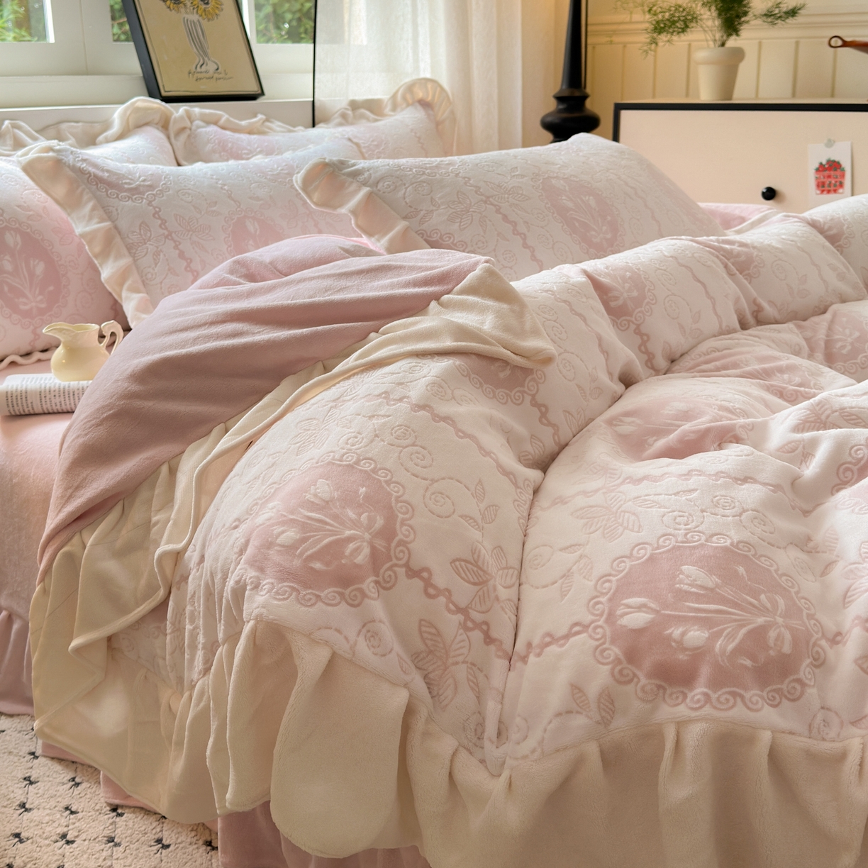 德比尔斯  2025新款韩版白色花边雕花烂花牛奶绒四件套 法风小香