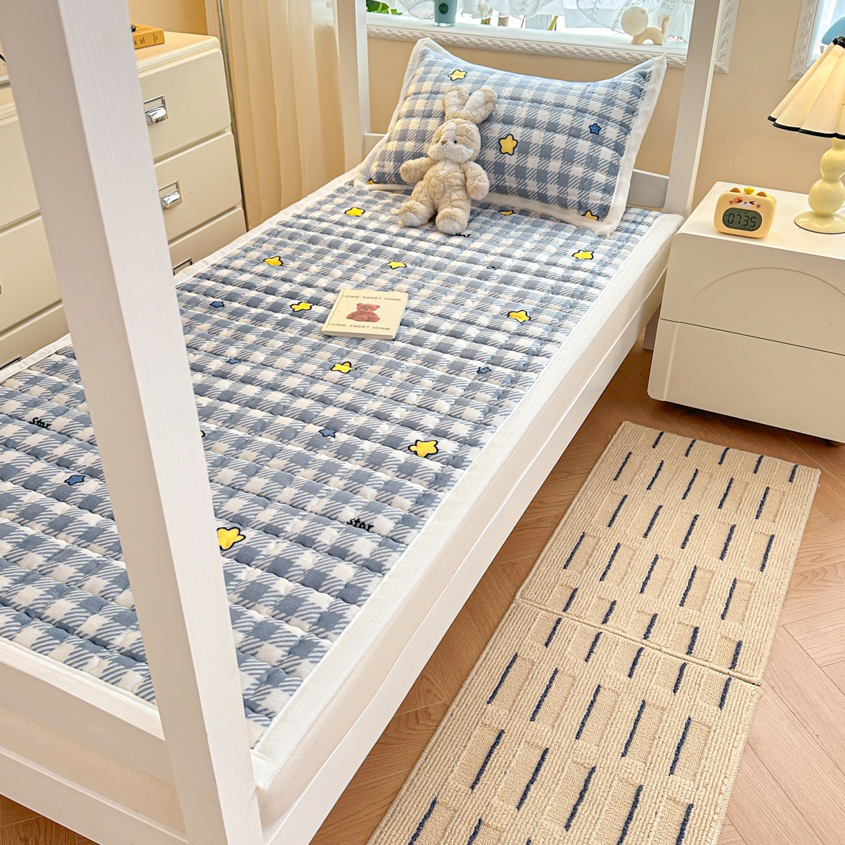 91家纺网 家纺一手货源 找家纺 川悦生活 2025新款A类印花牛奶绒床垫加厚绒保暖床床褥 床垫简空星号