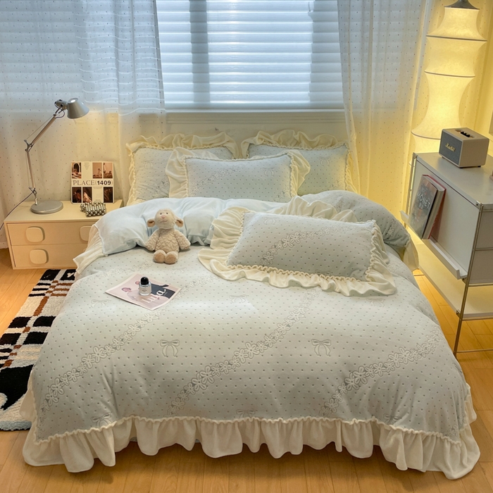 91家纺网 家纺一手货源 找家纺 利欧 2025新款褶皱边雕花牛奶绒四件套 少女结-蓝