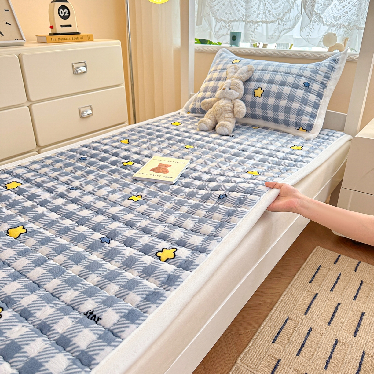 91家纺网 家纺一手货源 找家纺 川悦生活 2025新款A类印花牛奶绒床垫加厚绒保暖床床褥 床垫简空星号