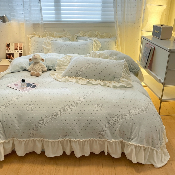 91家纺网 家纺一手货源 找家纺 利欧 2025新款褶皱边雕花牛奶绒四件套 少女结-蓝