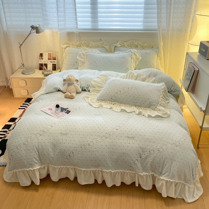 91家纺网 家纺一手货源 找家纺 利欧 2025新款褶皱边雕花牛奶绒四件套 少女结-蓝