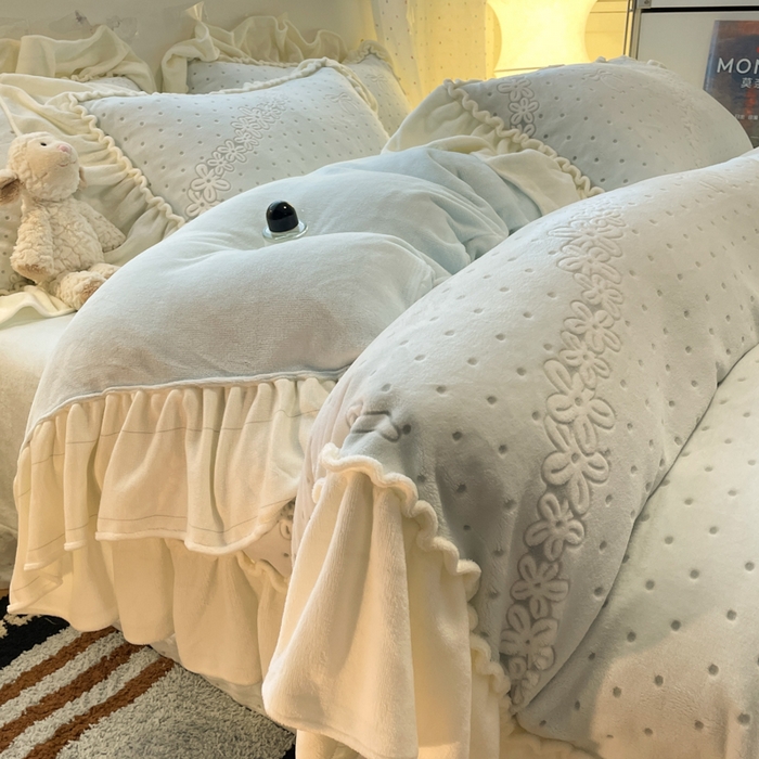 91家纺网 家纺一手货源 找家纺 利欧 2025新款褶皱边雕花牛奶绒四件套 少女结-蓝