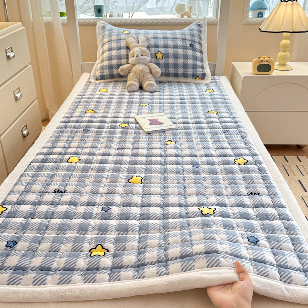 91家纺网 家纺一手货源 找家纺 川悦生活 2025新款A类印花牛奶绒床垫加厚绒保暖床床褥 床垫简空星号