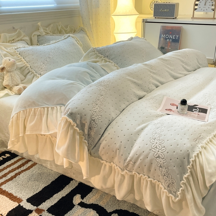 91家纺网 家纺一手货源 找家纺 利欧 2025新款褶皱边雕花牛奶绒四件套 少女结-蓝