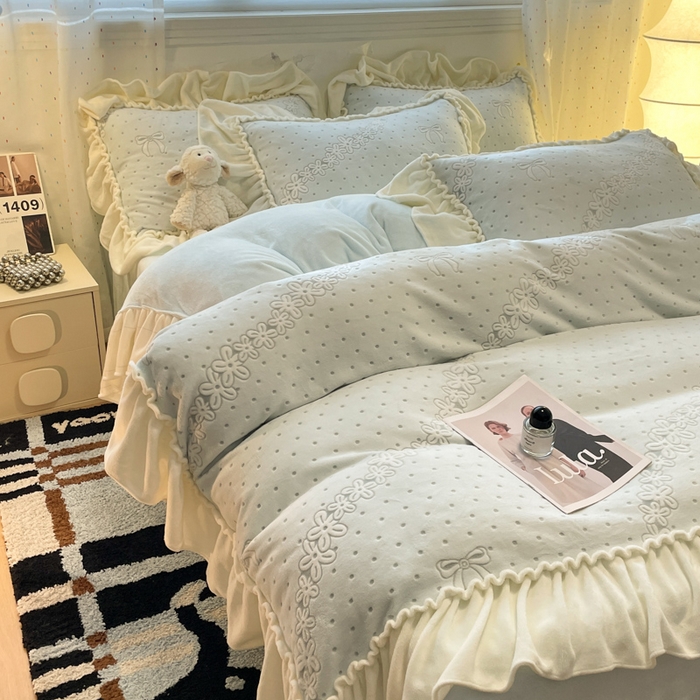 91家纺网 家纺一手货源 找家纺 利欧 2025新款褶皱边雕花牛奶绒四件套 少女结-蓝