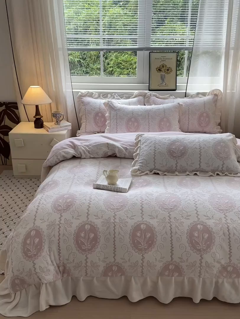 91家纺网 家纺一手货源 找家纺 德比尔斯  2025新款韩版白色花边雕花烂花牛奶绒四件套 法风小香