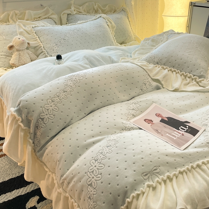 91家纺网 家纺一手货源 找家纺 利欧 2025新款褶皱边雕花牛奶绒四件套 少女结-蓝