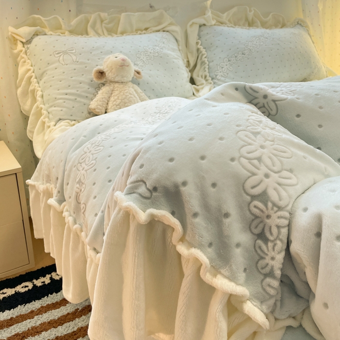 91家纺网 家纺一手货源 找家纺 利欧 2025新款褶皱边雕花牛奶绒四件套 少女结-蓝