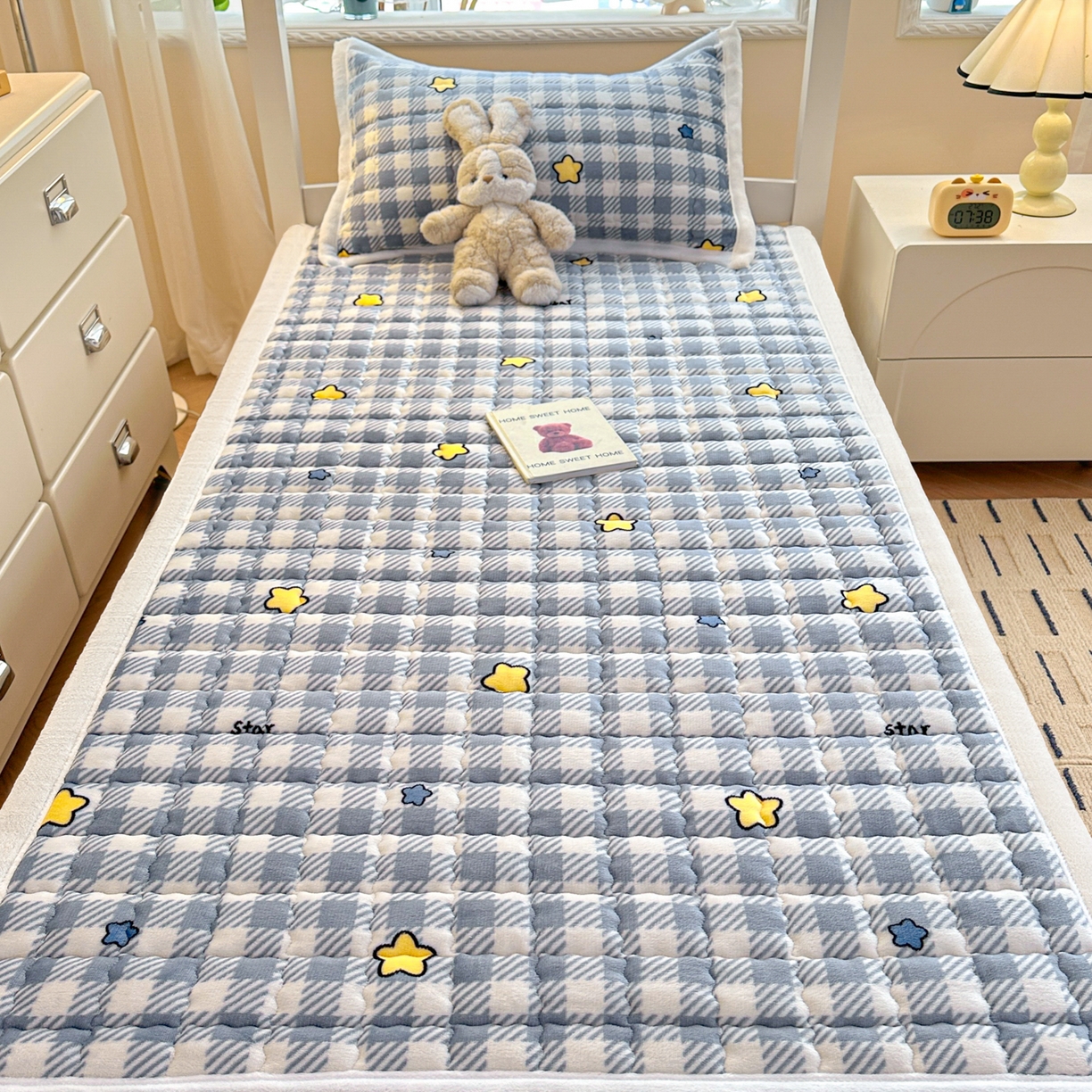 91家纺网 家纺一手货源 找家纺 川悦生活 2025新款A类印花牛奶绒床垫加厚绒保暖床床褥 床垫简空星号