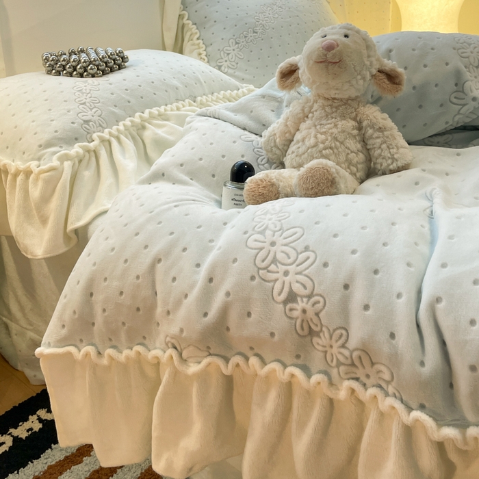 91家纺网 家纺一手货源 找家纺 利欧 2025新款褶皱边雕花牛奶绒四件套 少女结-蓝