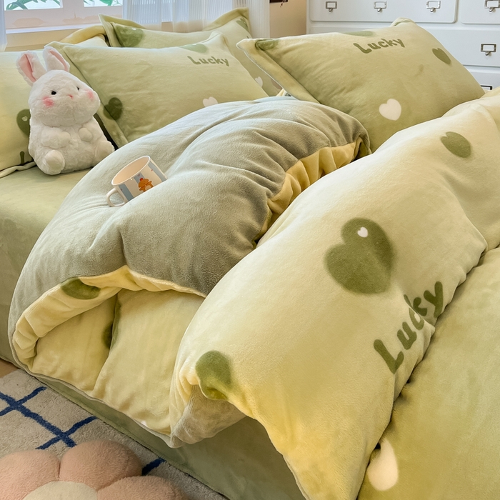 柒月家居 2025新款加厚200克牛奶绒四件套 爱心满满