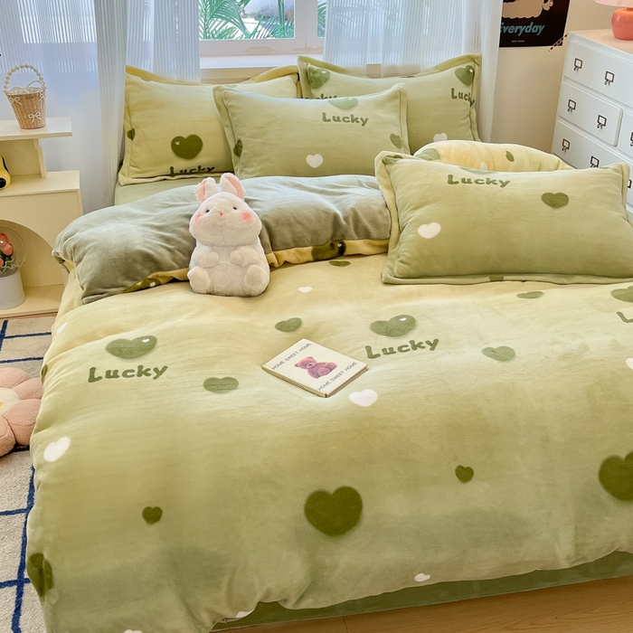 91家纺网 家纺一手货源 找家纺 柒月家居 2025新款加厚200克牛奶绒四件套 爱心满满