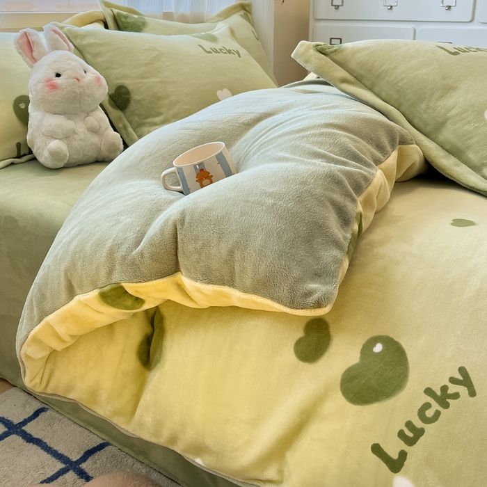 91家纺网 家纺一手货源 找家纺 柒月家居 2025新款加厚200克牛奶绒四件套 爱心满满