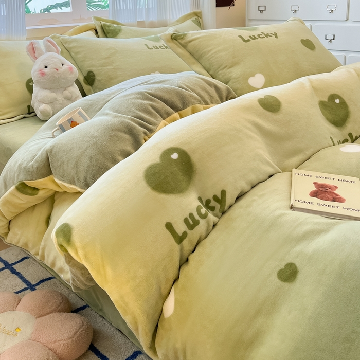 91家纺网 家纺一手货源 找家纺 柒月家居 2025新款加厚200克牛奶绒四件套 爱心满满