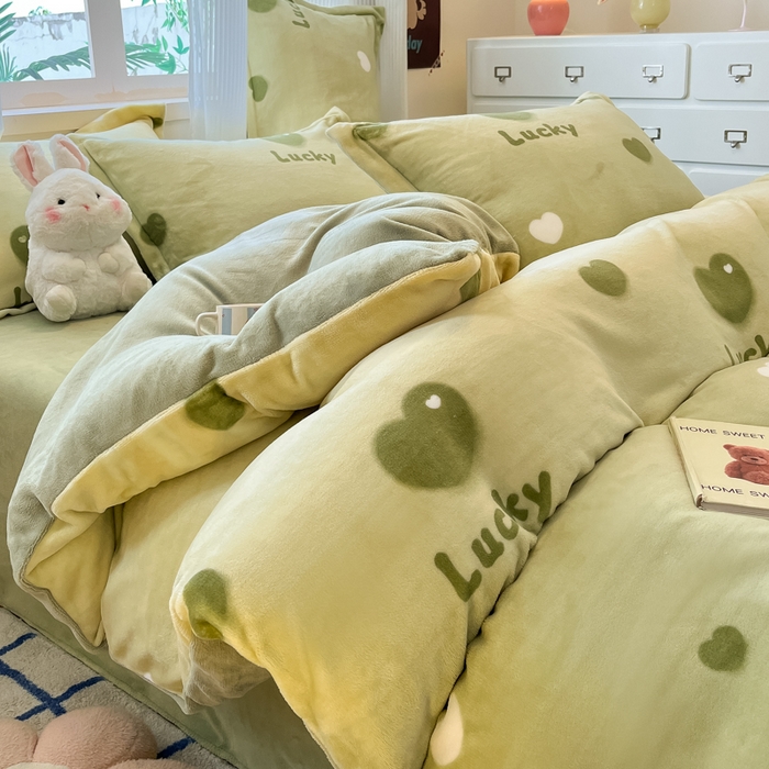 91家纺网 家纺一手货源 找家纺 柒月家居 2025新款加厚200克牛奶绒四件套 爱心满满