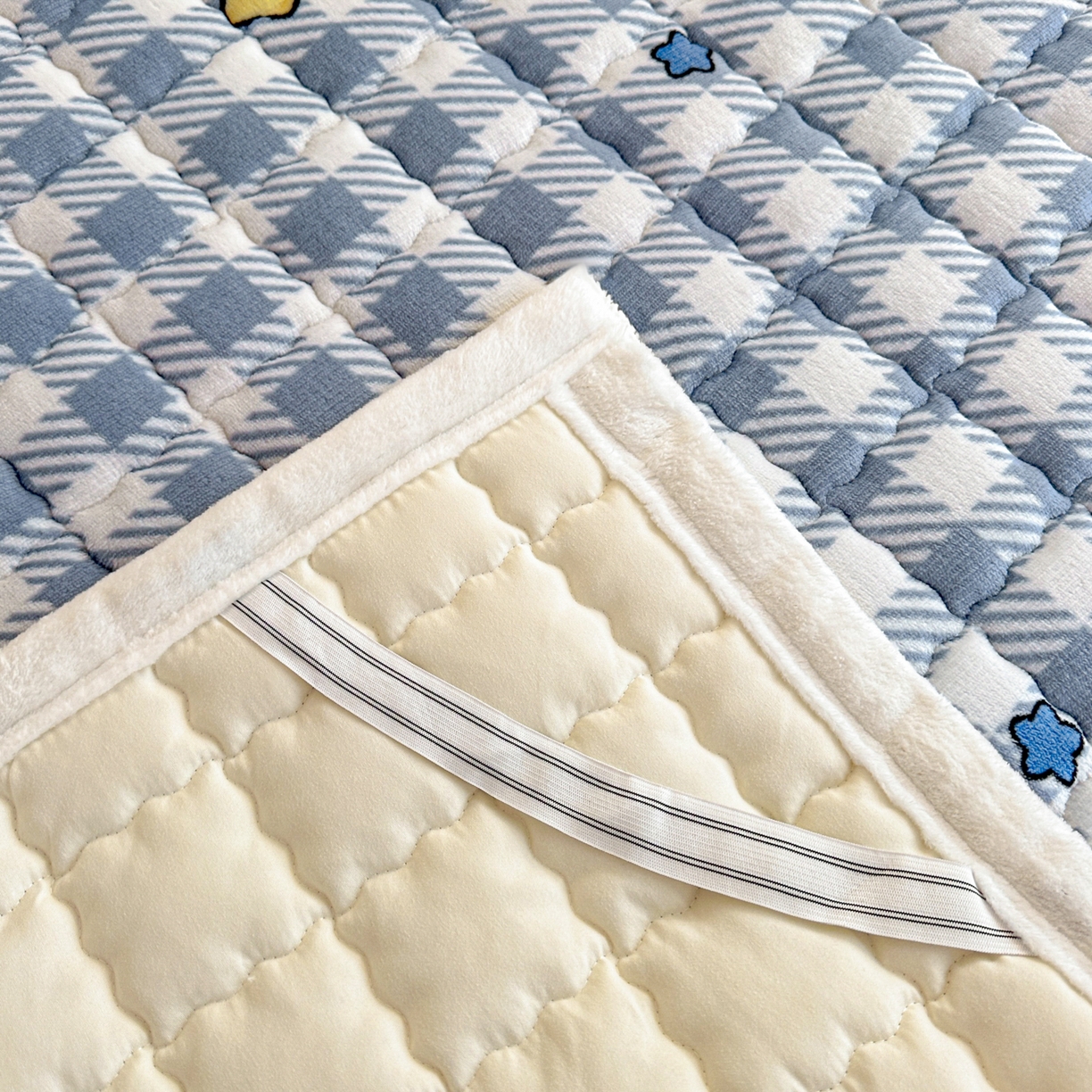 91家纺网 家纺一手货源 找家纺 川悦生活 2025新款A类印花牛奶绒床垫加厚绒保暖床床褥 床垫简空星号