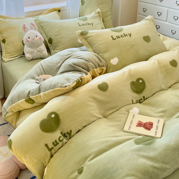 91家纺网 家纺一手货源 找家纺 柒月家居 2025新款加厚200克牛奶绒四件套 爱心满满