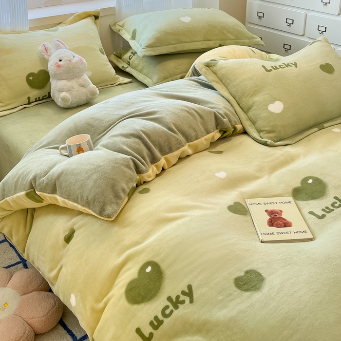 91家纺网 家纺一手货源 找家纺 柒月家居 2025新款加厚200克牛奶绒四件套 爱心满满