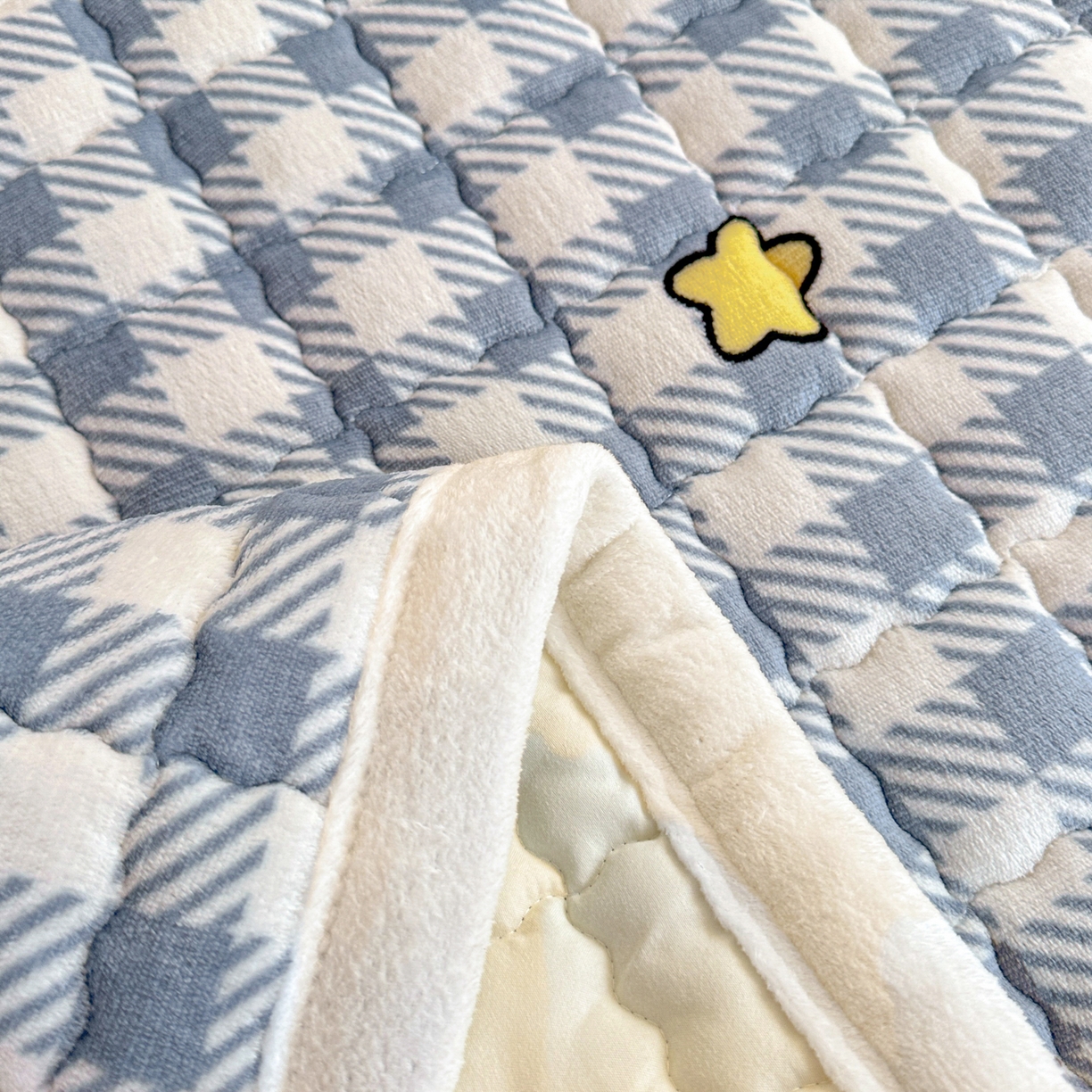 91家纺网 家纺一手货源 找家纺 川悦生活 2025新款A类印花牛奶绒床垫加厚绒保暖床床褥 床垫简空星号