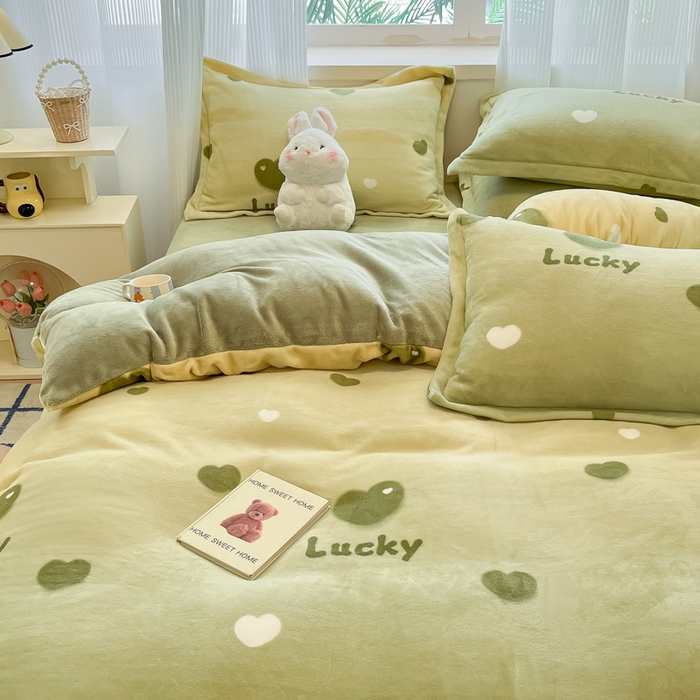 91家纺网 家纺一手货源 找家纺 柒月家居 2025新款加厚200克牛奶绒四件套 爱心满满