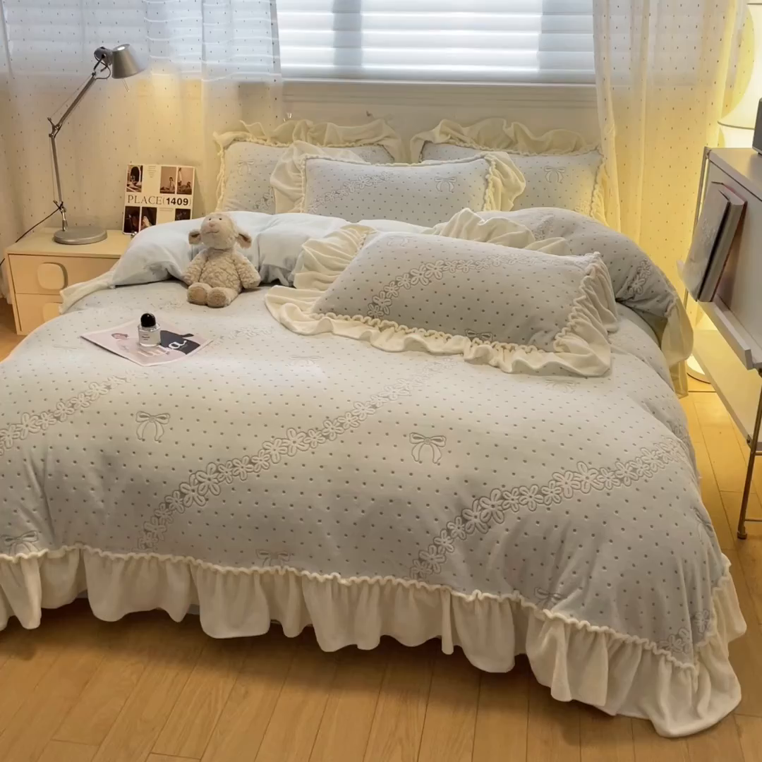 91家纺网 家纺一手货源 找家纺 利欧 2025新款褶皱边雕花牛奶绒四件套 少女结-蓝