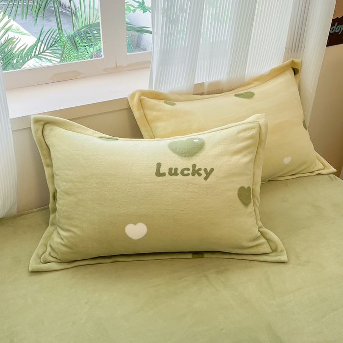 91家纺网 家纺一手货源 找家纺 柒月家居 2025新款加厚200克牛奶绒四件套 爱心满满