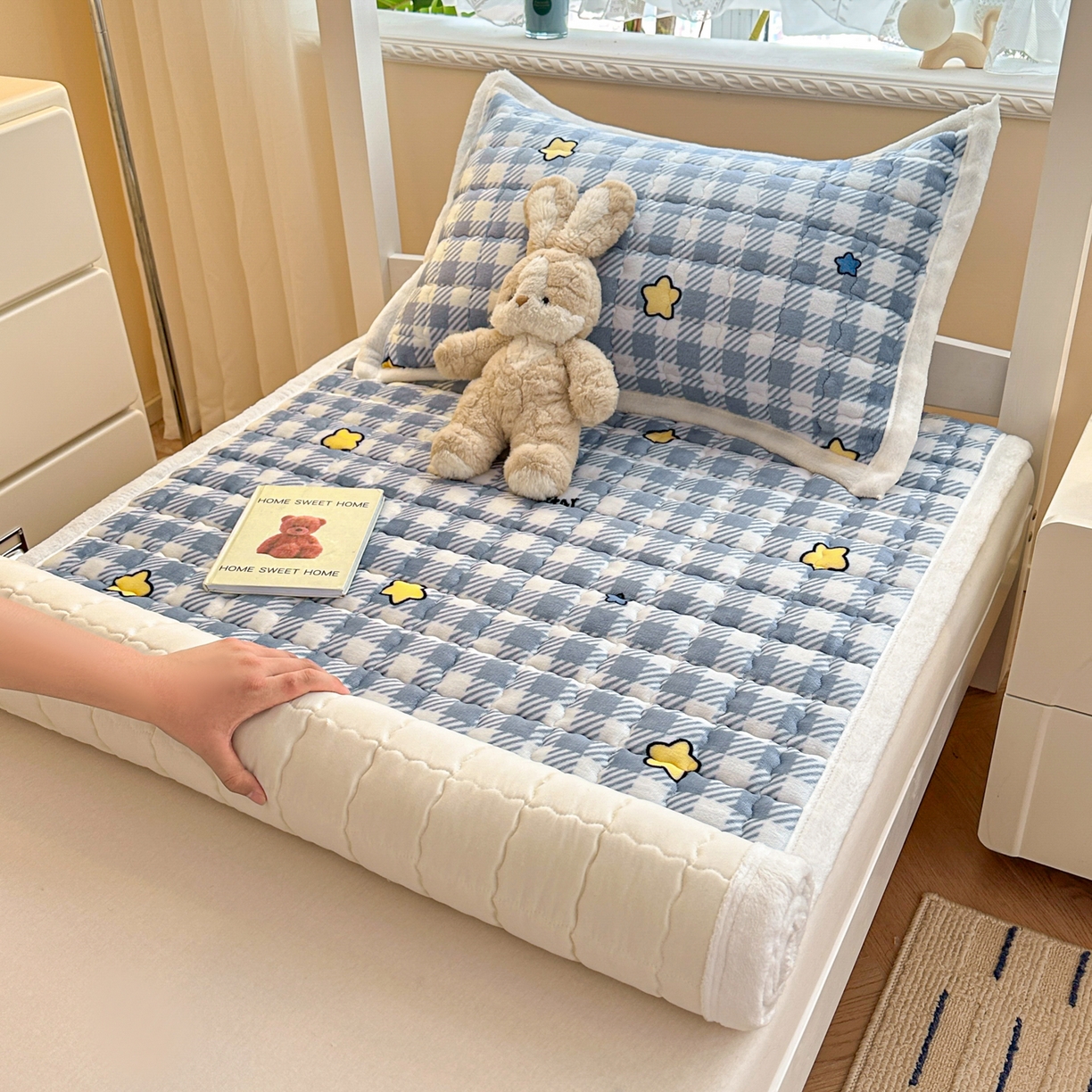 91家纺网 家纺一手货源 找家纺 川悦生活 2025新款A类印花牛奶绒床垫加厚绒保暖床床褥 床垫简空星号