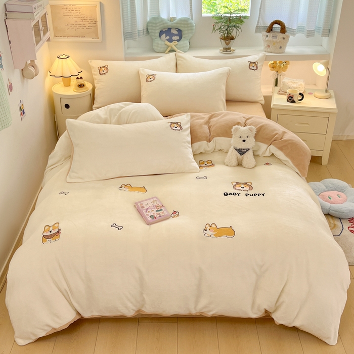 91家纺网 家纺一手货源 找家纺 利欧 2025新款满绣卡通牛奶绒刺绣四件套 快乐柯基-米白