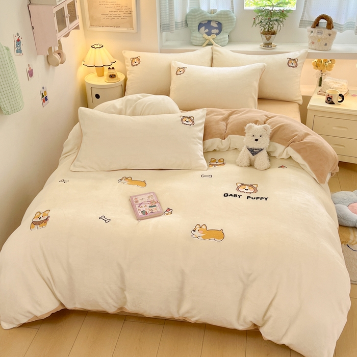 91家纺网 家纺一手货源 找家纺 利欧 2025新款满绣卡通牛奶绒刺绣四件套 快乐柯基-米白