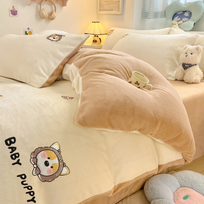 91家纺网 家纺一手货源 找家纺 利欧 2025新款满绣卡通牛奶绒刺绣四件套 快乐柯基-米白