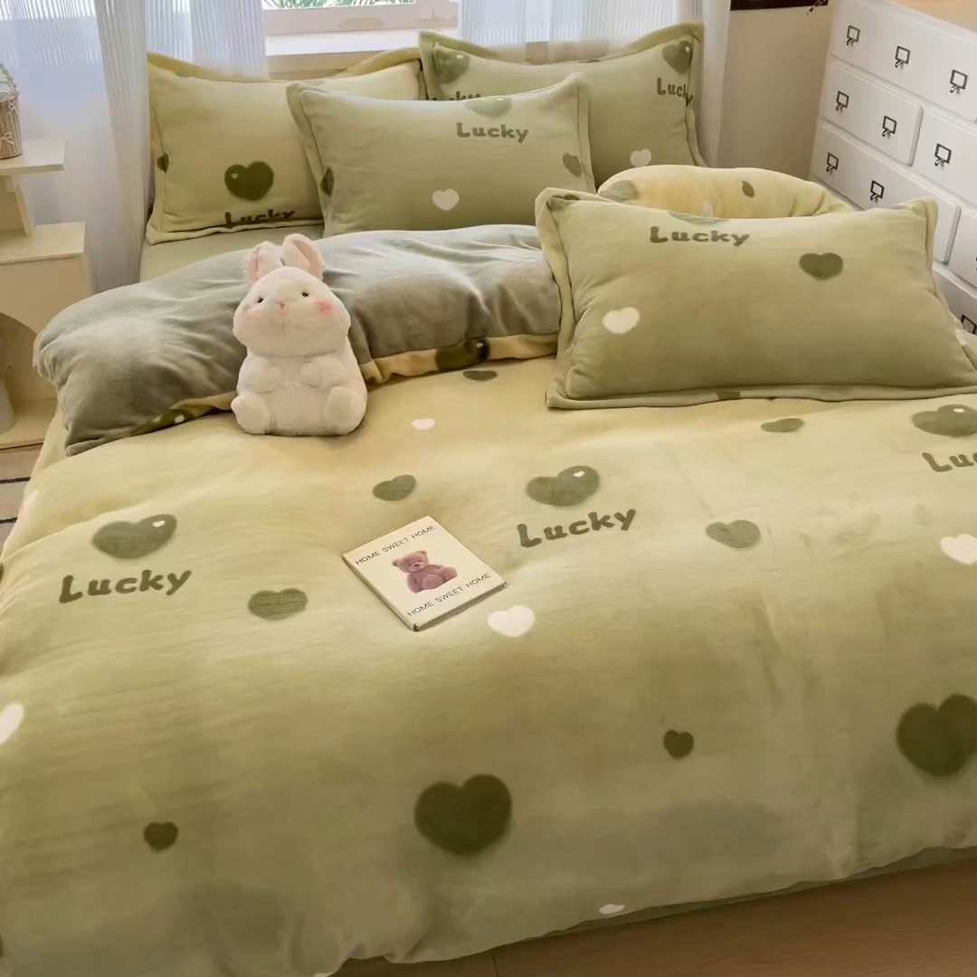 91家纺网 家纺一手货源 找家纺 柒月家居 2025新款加厚200克牛奶绒四件套 爱心满满